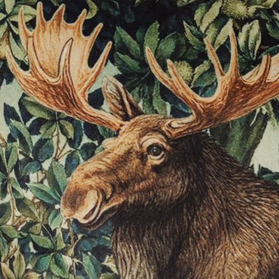 Närbild av Forest moose kuddfodral som visar det detaljrika digitaltryckta motivet av en älg på mjuk sammet.