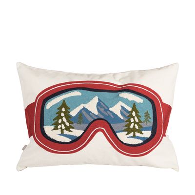 Kuddfodral Goggles med broderat motiv av röda skidglasögon med snöklädda berg och granar på ljus botten.