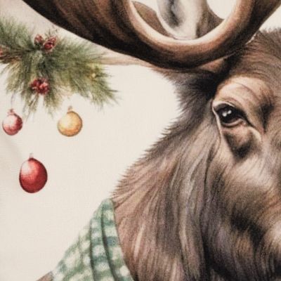 Närbild på Julälg kuddfodral med digitaltryckt älgmotiv, julkulor och grankvist på tyg med sammetkänsla.