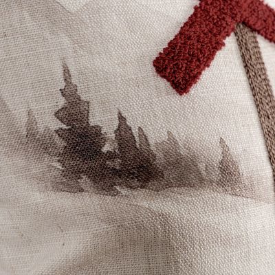 Närbild av tryckt skogsmotiv och broderad detalj på Ledkryss kuddfodral.