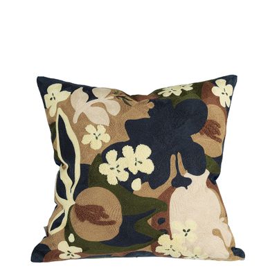 Kuddfodral Monique Rost med broderat blommönster i rostbrunt, beige, mörkblått och grönt på framsidan.