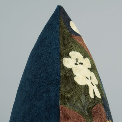 Närbild från sidan av Kuddfodral Monique Rost som visar den mörkblå baksidan och det broderade blommönstret på framsidan.