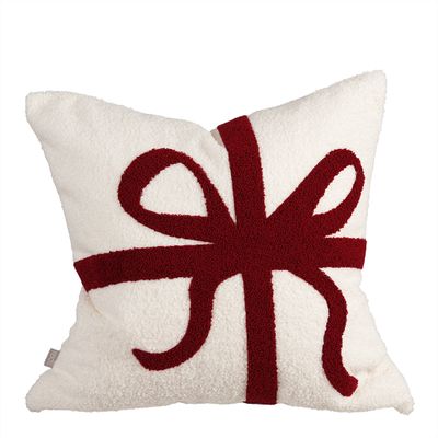 Paket kuddfodral 45x45 cm i vit teddy med mörkröd broderad rosett på framsidan