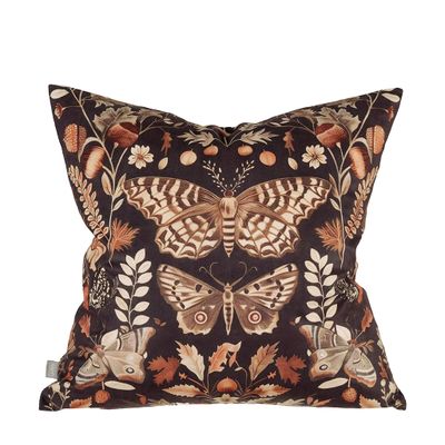 Fjärilar kuddfodral i mörk sammet med detaljrikt digitaltryck av fjärilar, blad, blommor och ekollon på båda sidor.