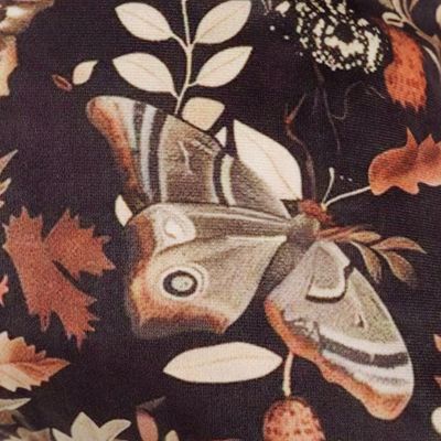 Närbild av Fjärilar kuddfodral som visar det detaljrika digitaltrycket med fjärilar och naturmotiv på mjuk sammet.