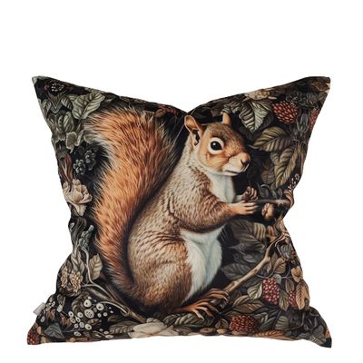 Forest squirrel kuddfodral i sammet med digitaltryckt motiv av en ekorre omgiven av blad, grenar och bär på mörk bakgrund.