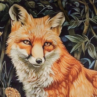 Närbild av Forest fox kuddfodral som visar det detaljrika digitaltrycket av rävens ansikte på mjuk sammet.
