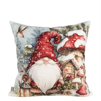 Skogstomte kuddfodral 45x45 cm i sammet med tomte i röd luva, snötäckta svampar, granris, liten stuga och lykta i vintrigt skogslandskap.