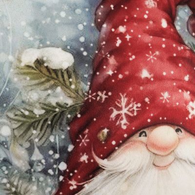 Närbild på Skogstomte kuddfodral som visar den mjuka sammeten och detaljer i digitaltrycket med tomte, snöflingor och granris.