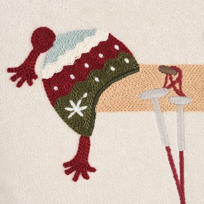 Närbild av Kuddfodral Skipark som visar den broderade strukturen och detaljer av mössa, skidstav och skida.