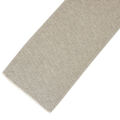 en twillvävd löpare i 100% bomull med ett dekorativt fiskbensmönster i mjuka linnefärgade toner.