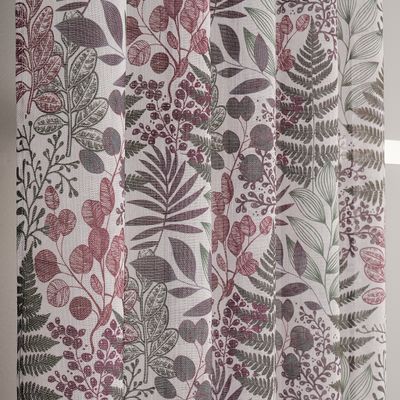 Närbild på Nordic vinröd öljettlängd som visar detaljrikt växtmönster med blad, kvistar och ormbunkar på ljust beige botten.