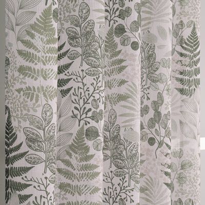 Detaljbild av Nordic grön öljettlängd med blad, ormbunkar och grenar i gröna nyanser på ljust beige botten.