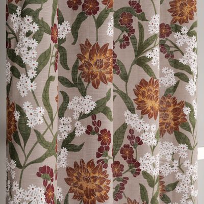 Närbild på Kiara rost med detaljrikt blommönster i rost, vinrött, grönt och vitt på beige botten.
