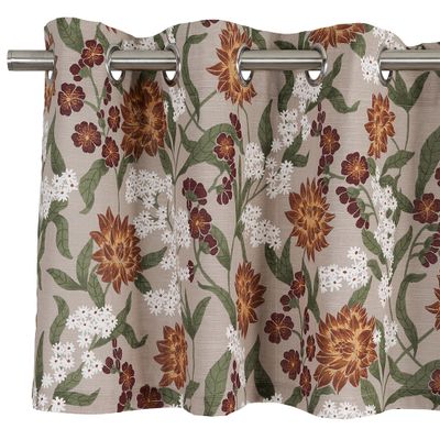 Kiara rost öljettkappa med stora rostbruna blommor, vinröda blomdetaljer och gröna blad på ljus beige botten upphängd på gardinstång med öljetter.