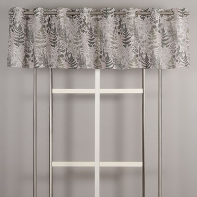 Nordic beige/grön öljettkappa med grönt bladmönster på ljust beige botten upphängd på gardinstång framför fönster.