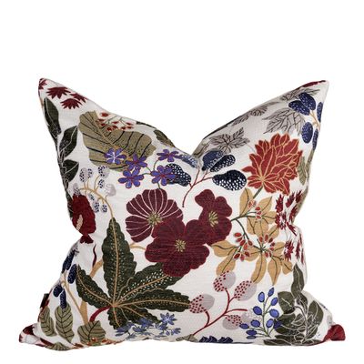 Laura kuddfodral i vit/multi med färgrikt botaniskt mönster och broderade detaljer på framsidan.