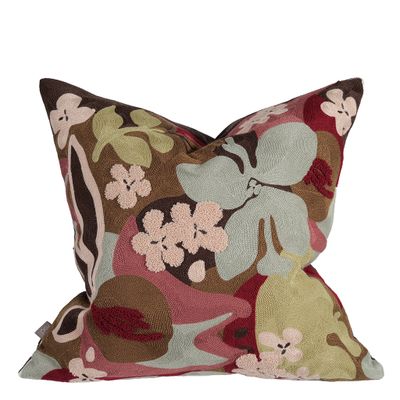 Monique vinröd kuddfodral med broderat mönster av blommor och blad i vinröda, rosa, gröna och bruna toner.