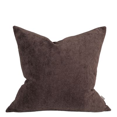 Baksida av Monique vinröd kuddfodral i mörk brun nyans med mjuk textur.