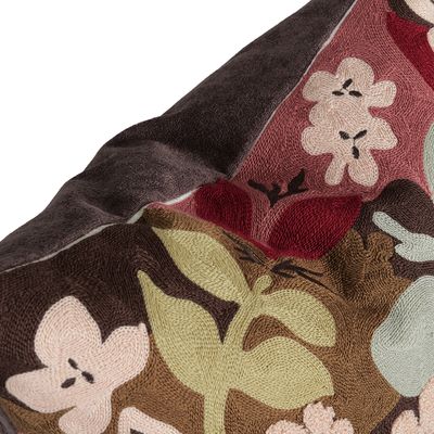Närbild på Monique kuddfodral som visar den broderade framsidan och den enfärgade baksidan.