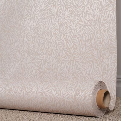 Textilvaxduk Madeleine beige CTC fotograferad på rulle som visar den mjuka vävstrukturen och det naturinspirerade bladmotivet.