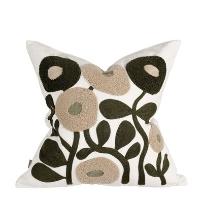 Sabina grön kuddfodral i 45x45 cm med broderade blommor och blad i gröna och beige toner på ljus teddybotten.