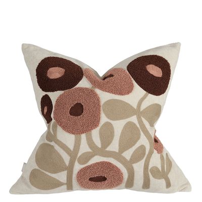 Sabina rosa kuddfodral i kortklippt teddy med dekorativa broderade blomformer i rosa, beige och mörkbruna toner.