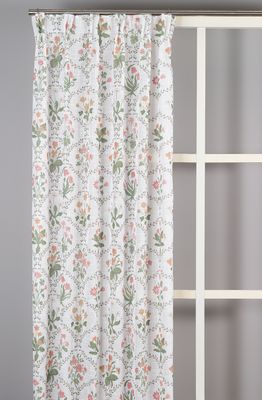 Blommig gardin i ljus miljö som faller mjukt med multibandsupphängning