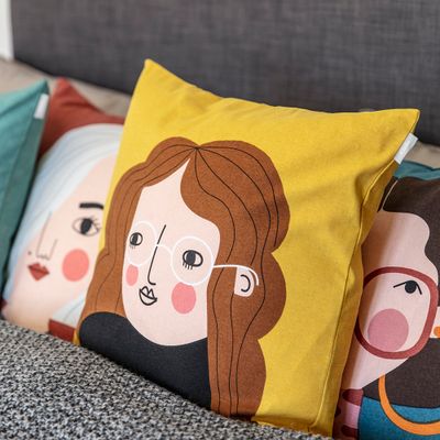 Kuddfodralet Bia placerat i en soffa med andra färgglada kompiskuddar från Spira of Sweden.