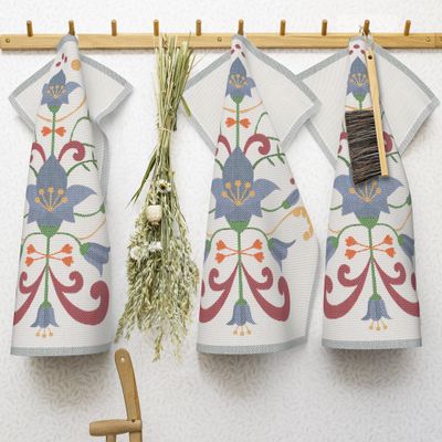 Ekologisk kökshandduk med blått blomstermotiv, hållbart producerad och GOTS-certifierad i Sverige.