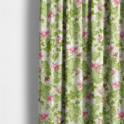Gardin sydd i Sippa grön tyg med blommigt mönster i grönt och rosa