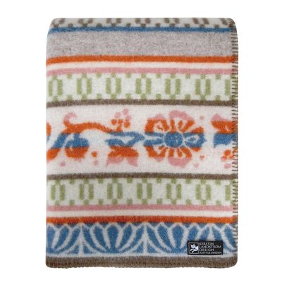 Filt i 100 % ull med folkloristiskt mönster i orange, blått, rosa och grönt, designad av Kerstin Landström.