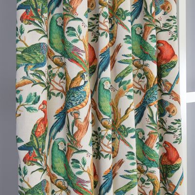 Gardiner med papegojor, kvistar och blad i färgglada färger på linnefärgad botten