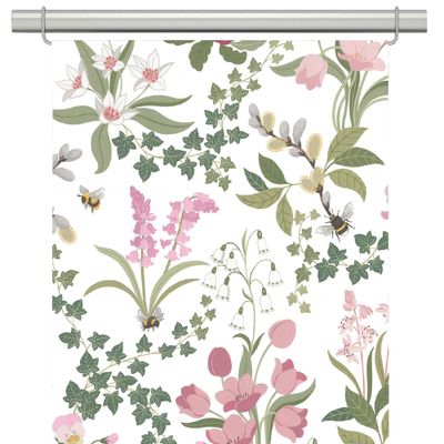 Panelgardin med mönstret Humlegården – grönskande bladmönster och blommor i ljusa toner mot vit botten.