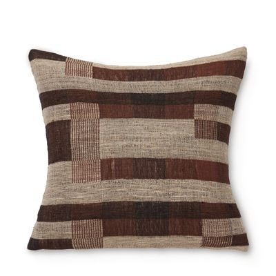 Angeline kuddfodral i ull- och silkeblandning med randigt mönster i bruna och beige naturtoner mot vit bakgrund