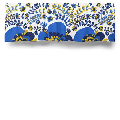 En gardinkappa med ett underbart blommönster i blått och gult