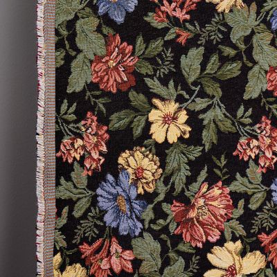 Närbild på Marujita svart gobeläng som visar den vävda strukturen och detaljerade blommor i flera färger