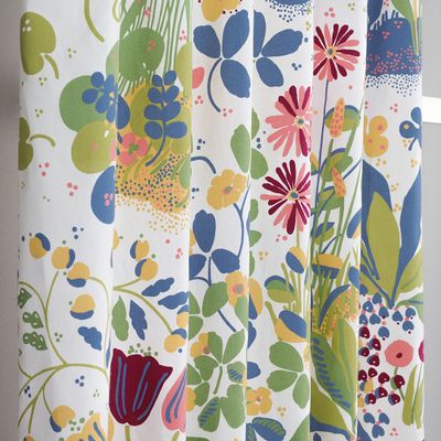 Detalj av Ailanthus gardintyg med färgglada blommor och blad