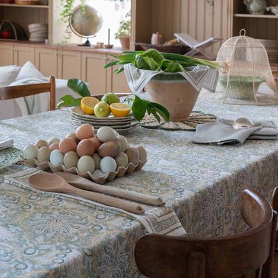 Dante grön bordsduk med blomstermönster i bomull 145x300cm