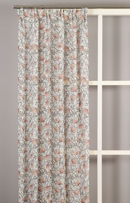 Emma grön gardin upphängd framför fönster i ljust rum, visar det luftiga fallet och det romantiska uttrycket