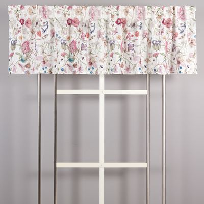 Alma offwhite gardinkappa upphängd i ett ljust rum, visar hela mönstret med färgstarka blommor och fjärilar
