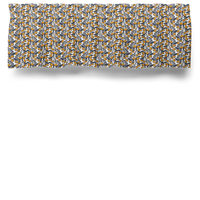 En gardinkappa med vit botten med gula bär och grå blad