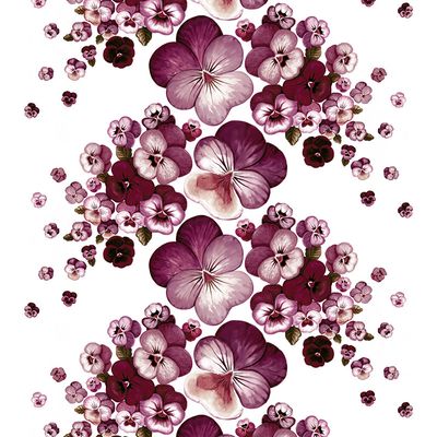 Viola vinröd-vit - tyg på metervara med vit botten i bomull med violer på mitten i olika lila och rosa nyanser från Arvidssons textil.