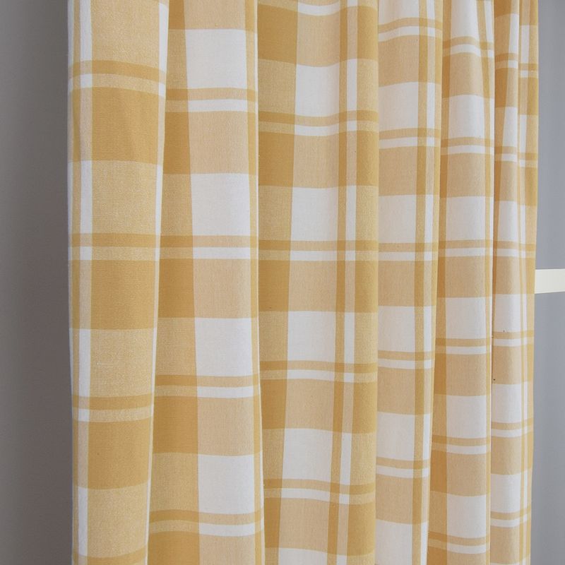 Klassiska rutiga gardiner i en gul färgställning. Gardinerna har garnfärgade rutor vilket gör att gardinen är lika fin på baksidan som framsida.