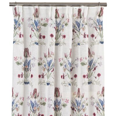 Vendela offwhite gardin upphängd på stång med multiband, visar symmetriskt blommönster i blått, rött och grönt