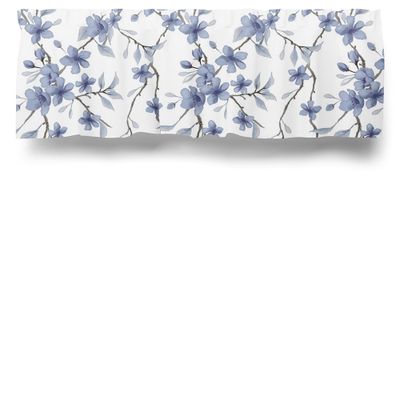 Gardinkappa på metervara med vit botten och blå-lila blommor.