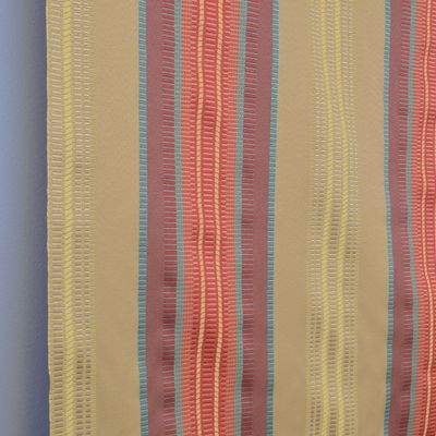Victor ett randigt stiltyg med ett randigt mönster lämpligt till gardiner.