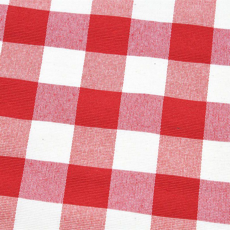 Röd och vit ginghamrutigt tyg, med ett jämnt mönster och en tydlig vävd textur.