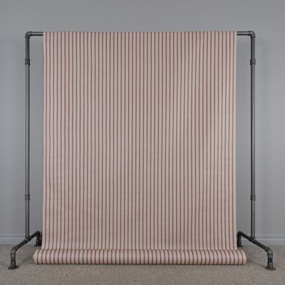 Natan röd/beige vaxduk upphängd på stativ, full vy med klassiskt mönster