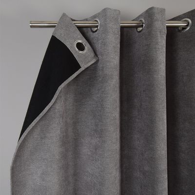 Grå färgade Grammont gardinlängder, med svart filt baksida bidrar till en lätt ljusreducering och en avslappnad atmosfär.